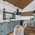 3 Bedroom Awesome In - P52739 *